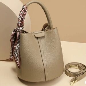 NWOT. SU Women's Shoulder/Crossbody Bucket Bag Fashion Handbag. Elephant Grey